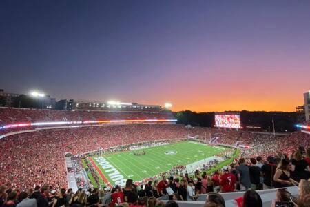The Executive Loft - Walk To Sanford Stadium Атенс Экстерьер фото